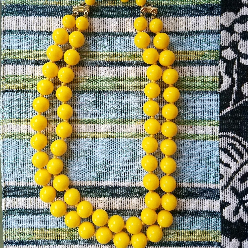 Vintage yellow beaded necklace